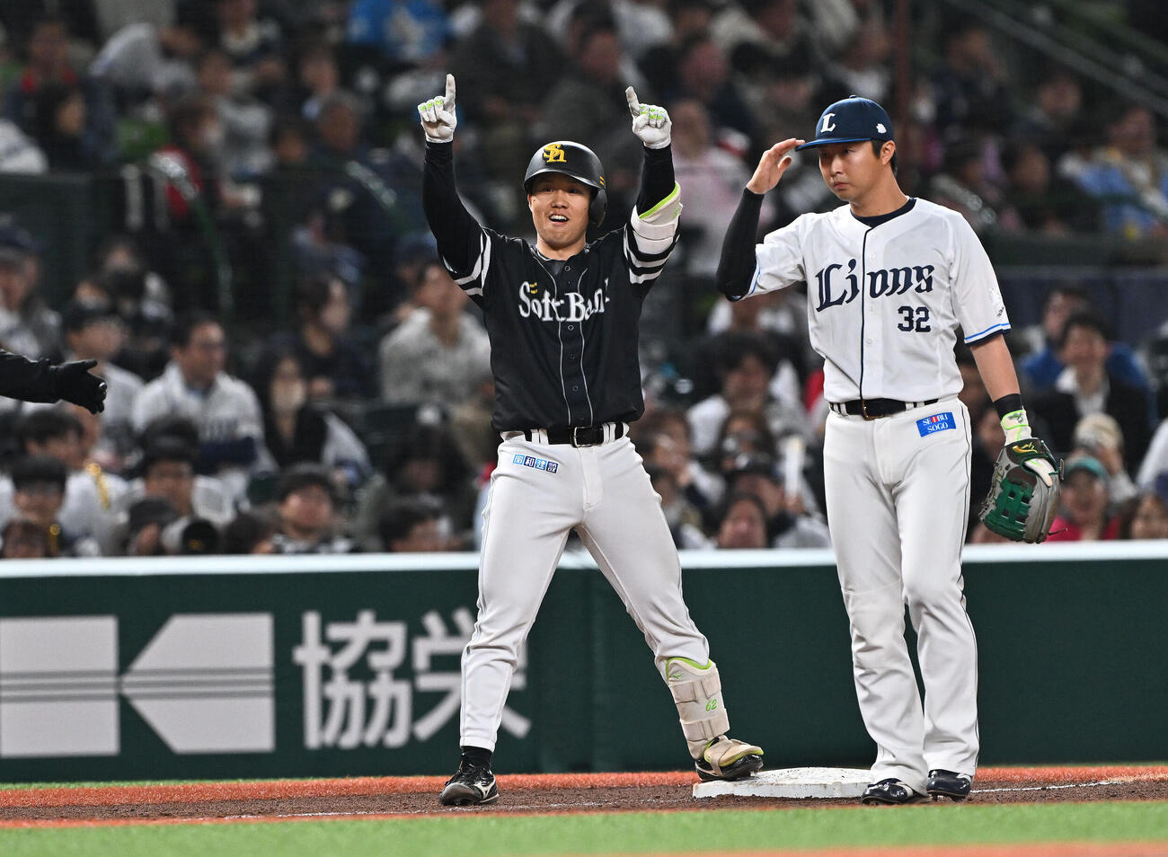 西武対ソフトバンク　8回表ソフトバンク2死一、二塁、海野隆司（左）は2点適時三塁打を放ちポーズを決める（撮影・滝沢徹郎）