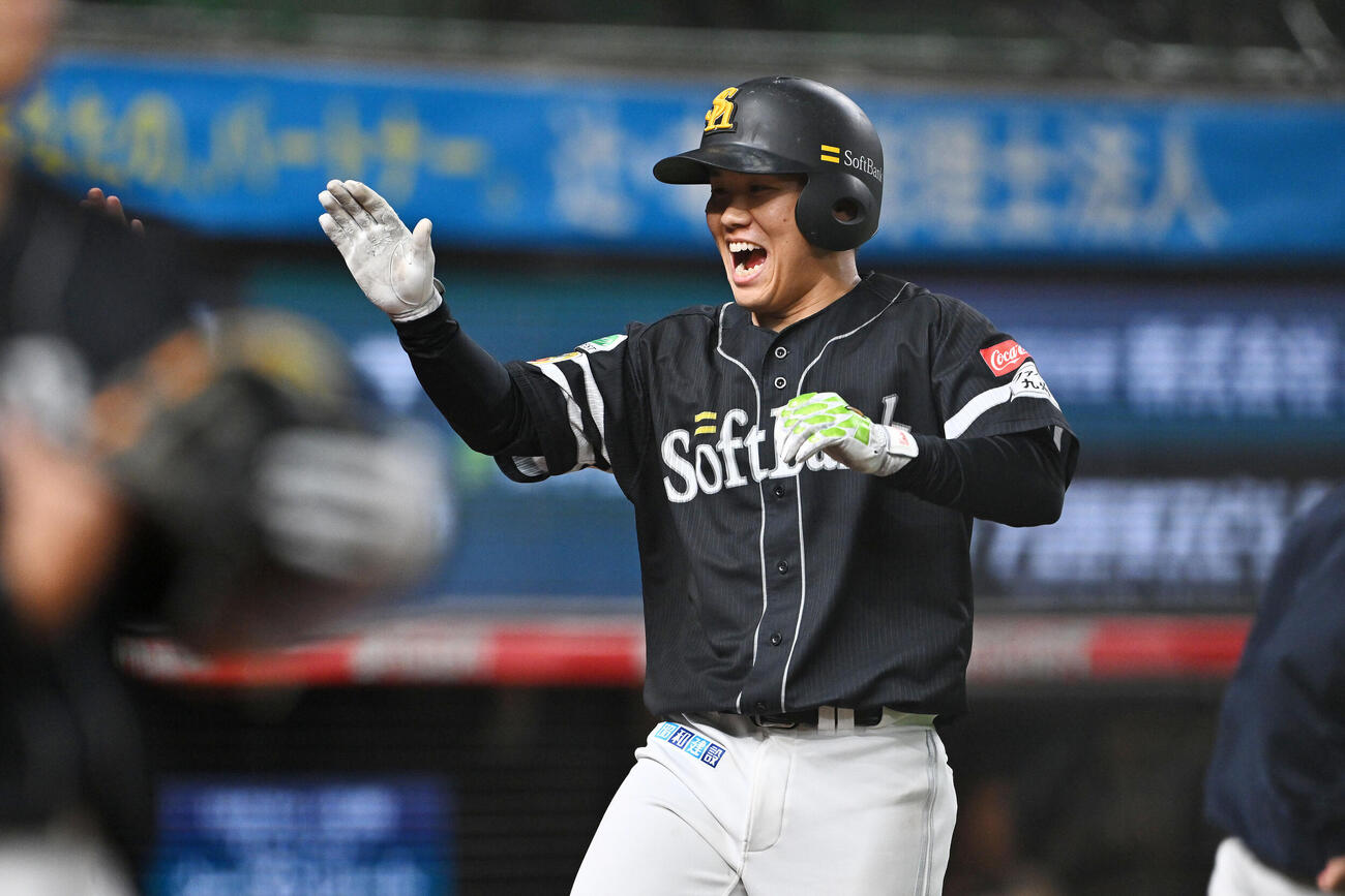 西武対ソフトバンク　8回表に2点適時三塁打を放ったソフトバンク海野隆司はチームメートとタッチをかわす（撮影・滝沢徹郎）