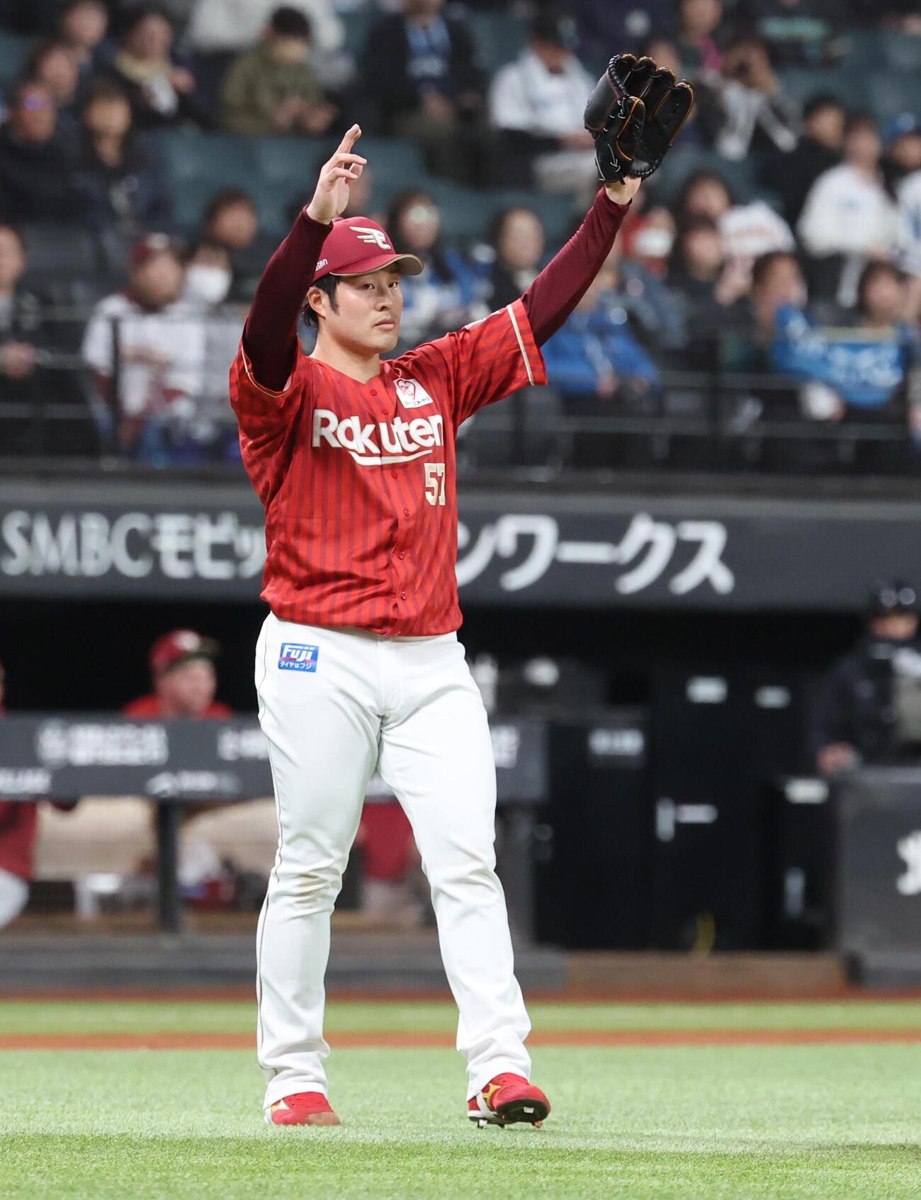 日本ハム対楽天　2回裏、打者を3人で抑え手を挙げる滝中瞭太（撮影・黒川智章）