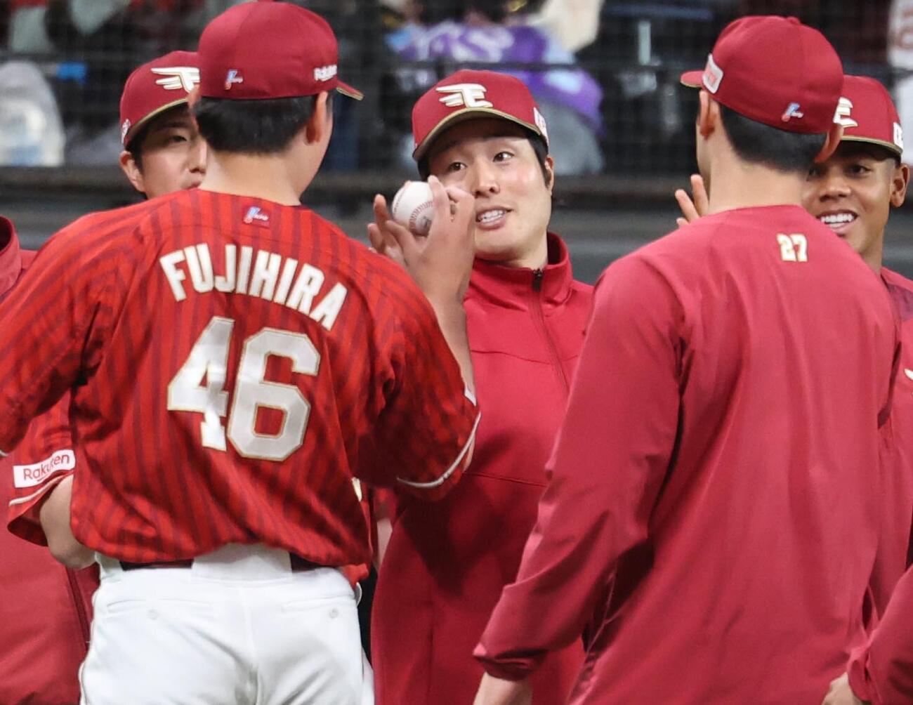 日本ハム対楽天　試合後、藤平尚真からウイニングボールを受け取る滝中瞭太（撮影・黒川智章）