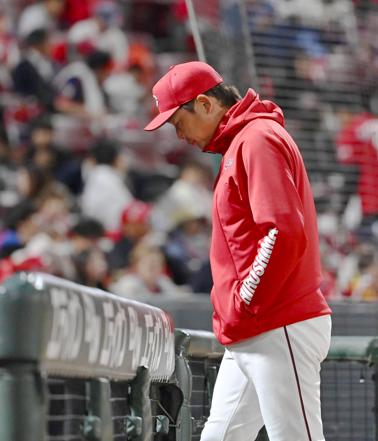 6回、選手交代を告げベンチに戻る広島・新井監督＝マツダ
