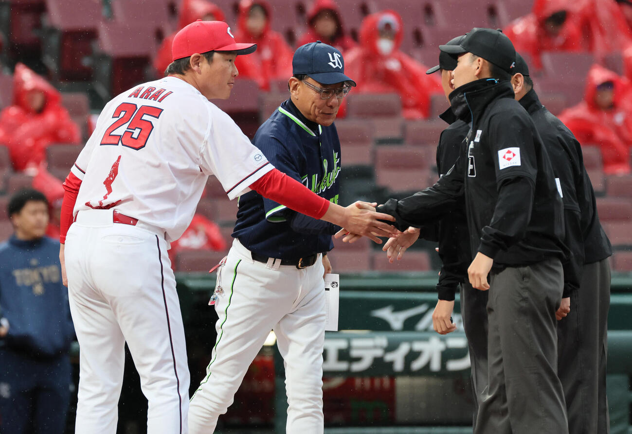 広島対ヤクルト　メンバー表交換する広島新井貴浩監督とヤクルト池山隆寛監督（撮影・加藤孝規）