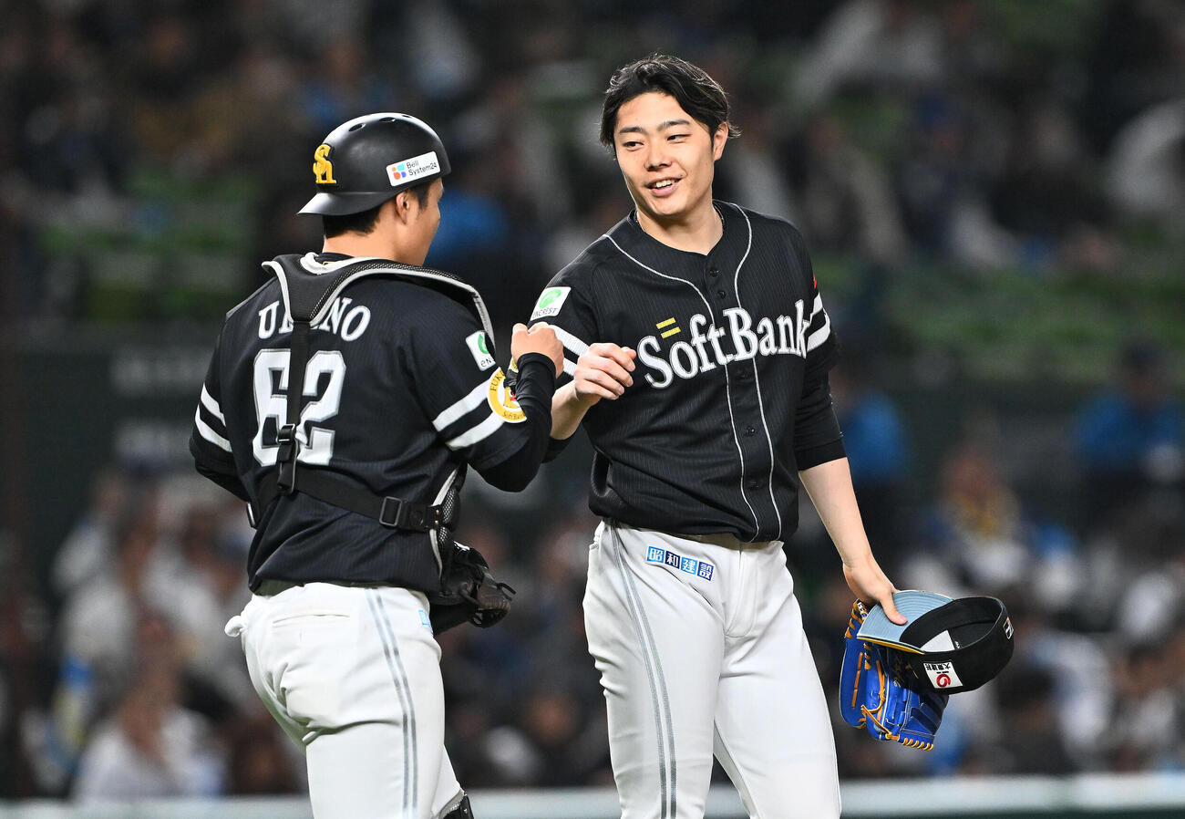 西武対ソフトバンク　9回裏からソフトバンク3番手で登板し試合を締めた松本裕樹（右）は海野隆司とタッチを交わす（撮影・滝沢徹郎）