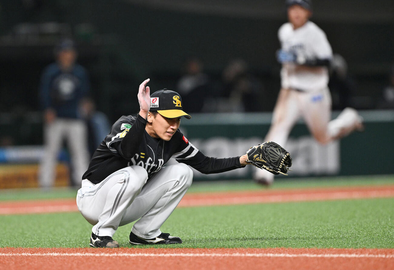 西武対ソフトバンク　7回裏西武2死二塁、代打栗山巧を二ゴロに打ち取りグラブをたたく大津亮介（撮影・滝沢徹郎）