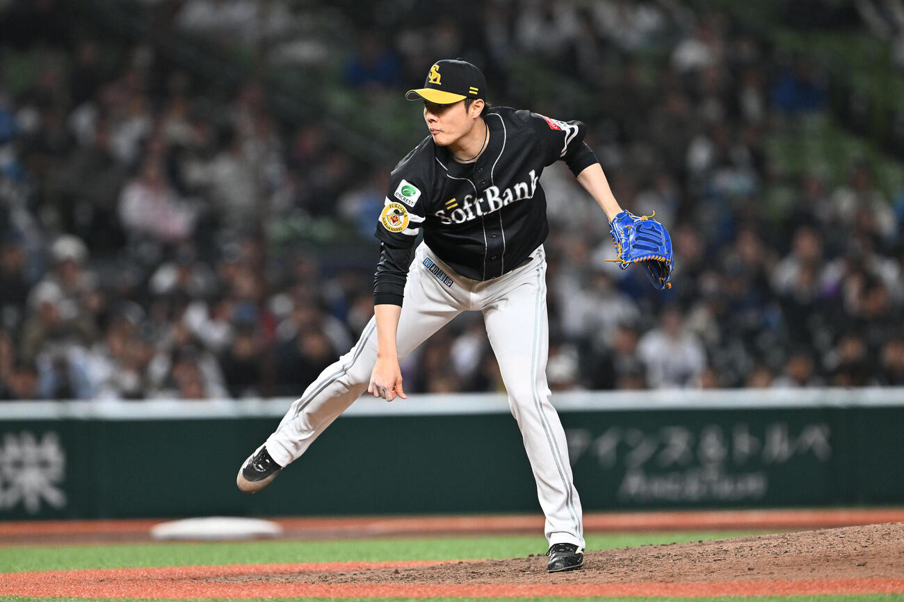 西武対ソフトバンク　9回裏、ソフトバンク3番手で登板し試合を締めた松本裕樹（撮影・滝沢徹郎）