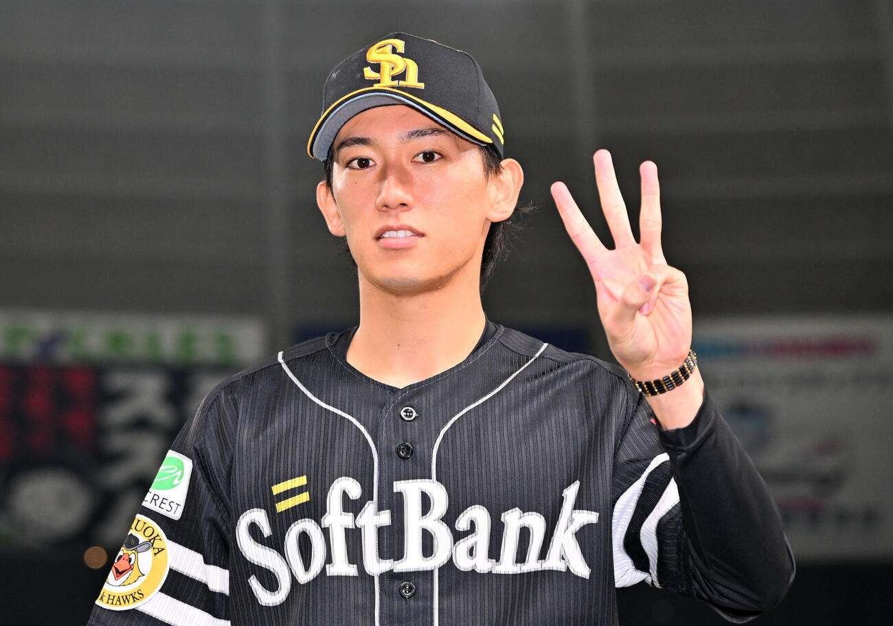 西武対ソフトバンク　試合後、3勝目の「3」のポーズを決めるソフトバンク大津亮介（撮影・滝沢徹郎）