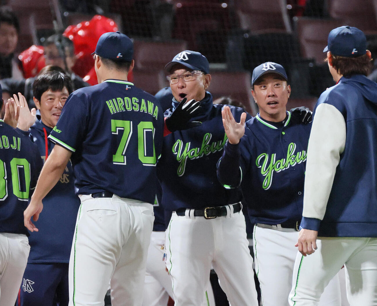 広島対ヤクルト　広島に連勝したヤクルトナインを迎える池山隆寛監督（撮影・加藤孝規）