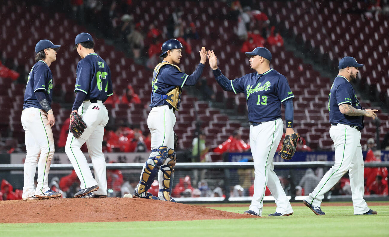 広島対ヤクルト　勝ったヤクルトナイン（撮影・加藤孝規）