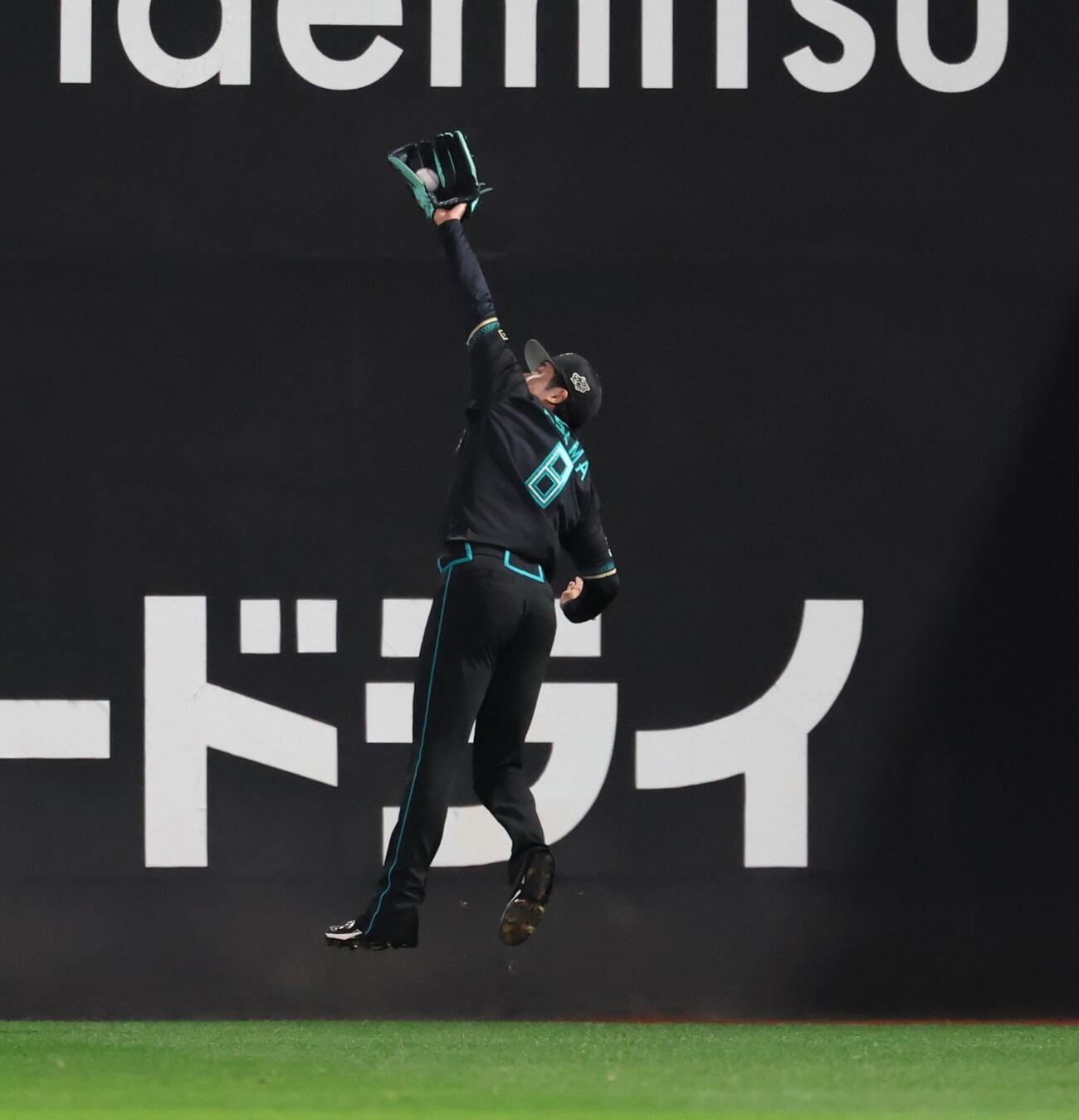 日本ハム対楽天　9回表楽天無死一塁、小郷裕哉の打球をジャンピングキャッチする浅間大基（撮影・黒川智章）