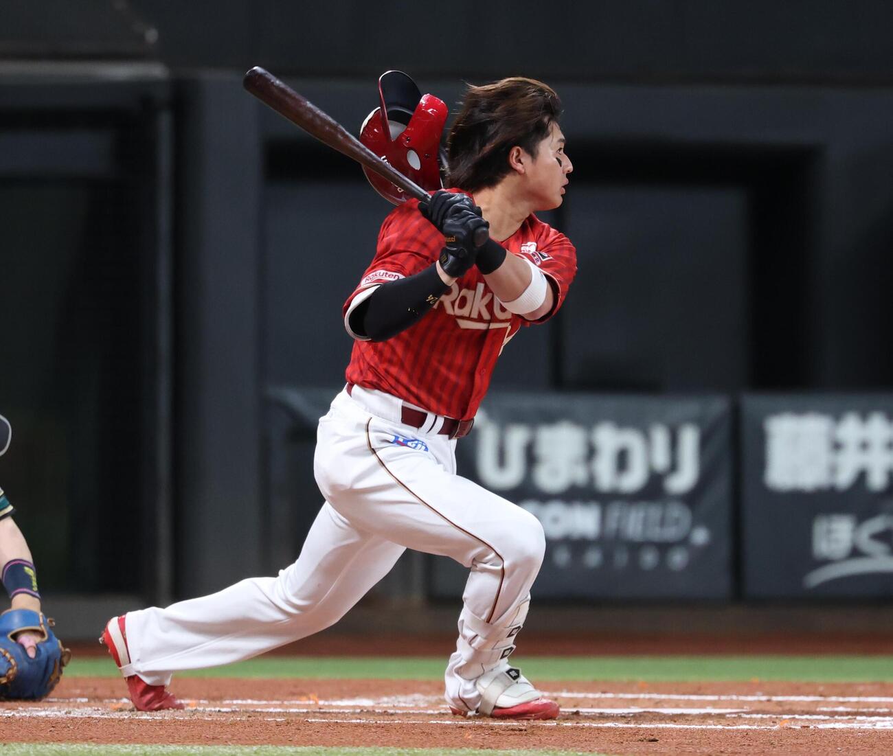 日本ハム対楽天　2回表楽天2死、安打を放つ黒川史陽（撮影・黒川智章）