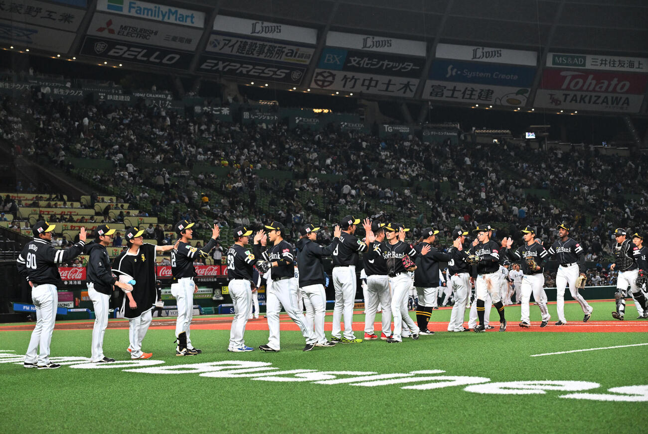西武対ソフトバンク　試合に勝利しタッチを交わすソフトバンクの選手たち（撮影・滝沢徹郎）