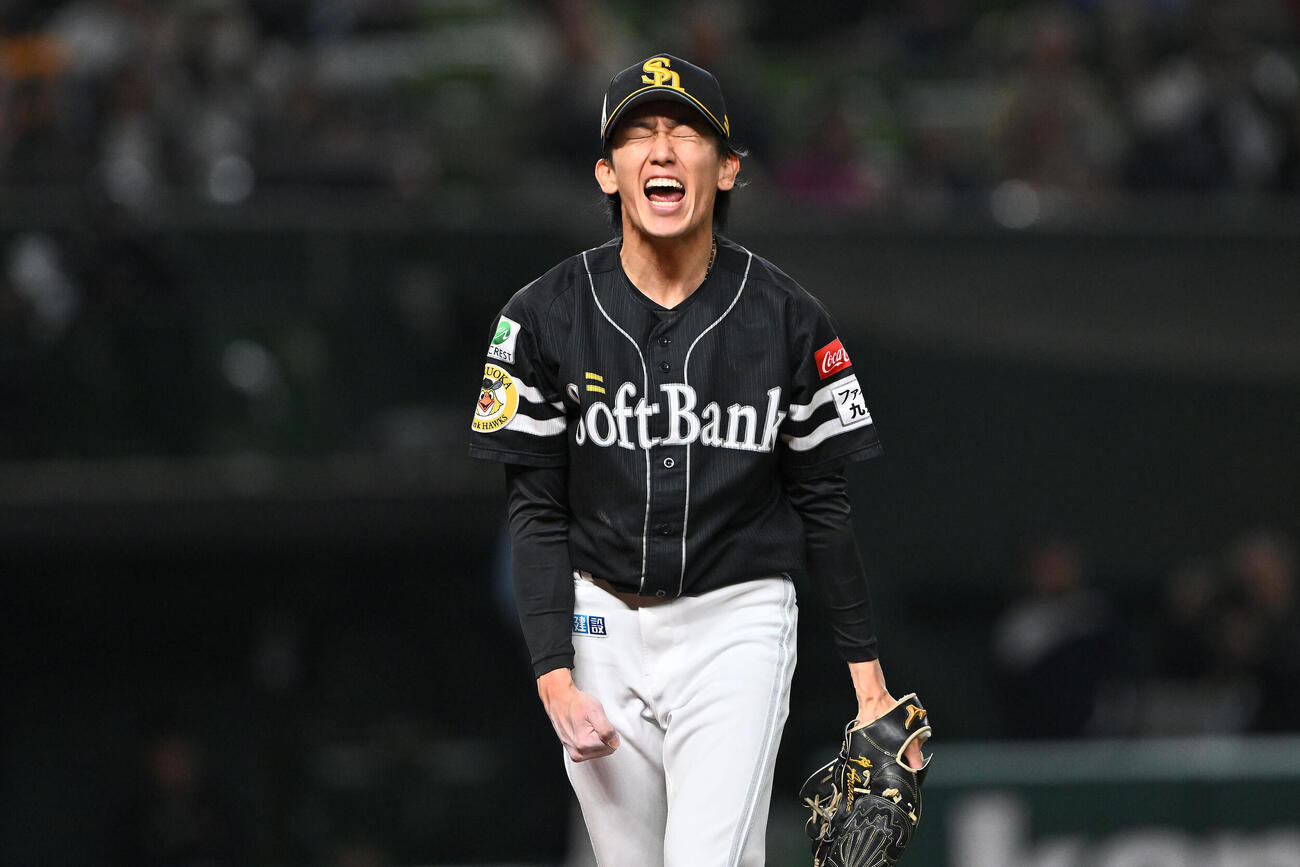 西武対ソフトバンク　7回裏西武2死二塁、代打栗山巧を二ゴロに打ち取り雄たけびを上げる大津亮介（撮影・滝沢徹郎）