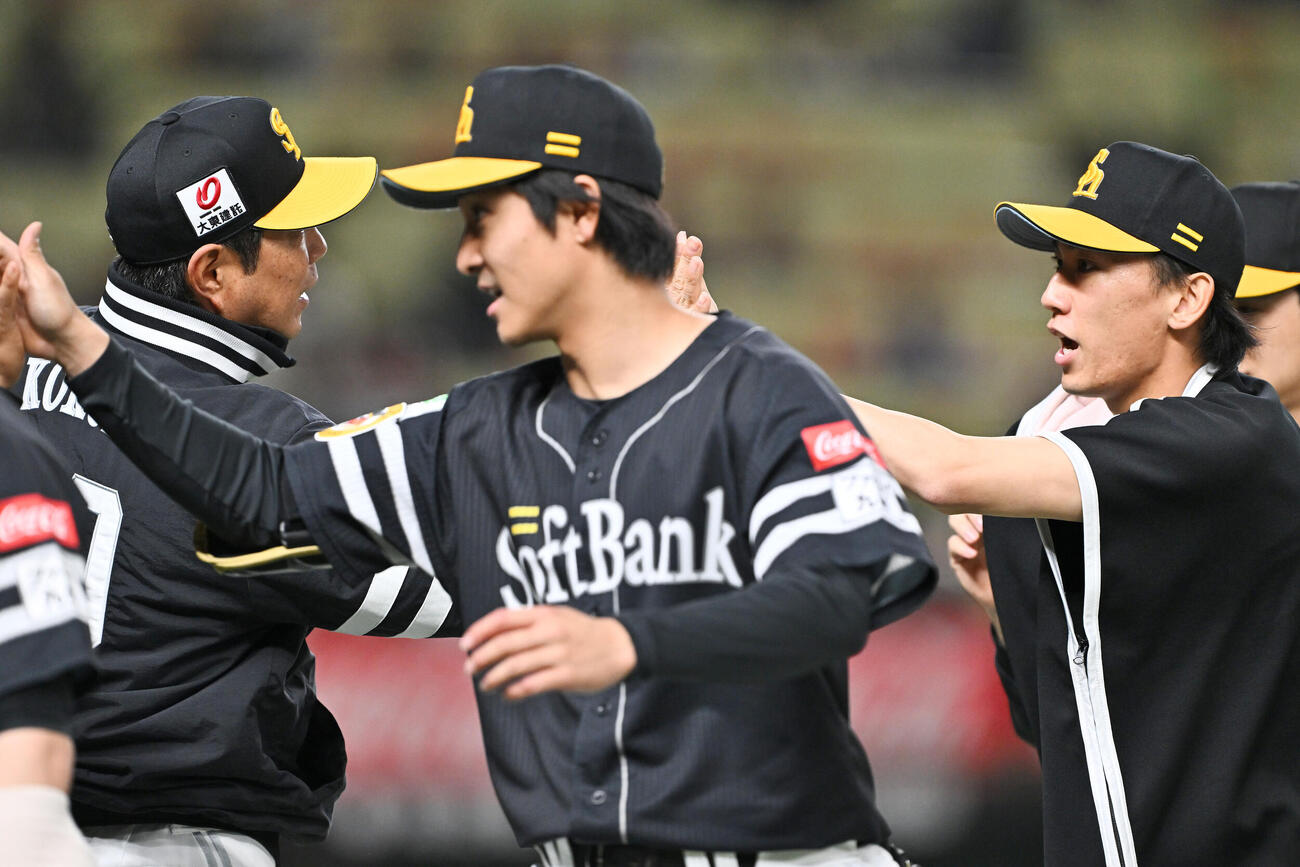 西武対ソフトバンク　試合後、ソフトバンク小久保裕紀監督（左）は大津亮介（右）とタッチを交わす（撮影・滝沢徹郎）
