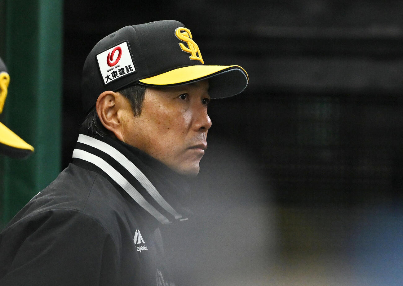 西武対ソフトバンク　戦況を見守るソフトバンク小久保裕紀監督（撮影・滝沢徹郎）