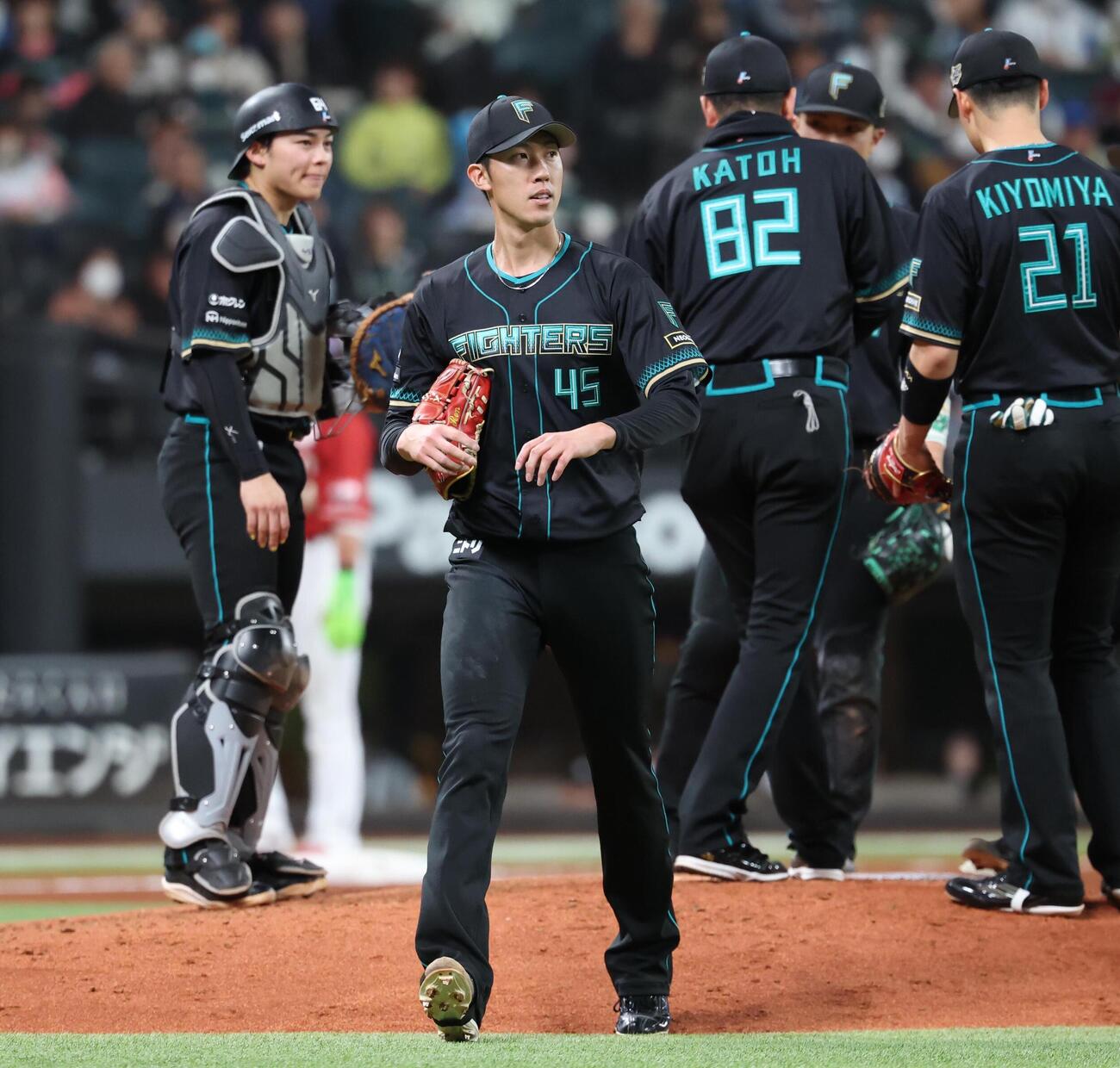 日本ハム対楽天　6回途中降板する福島蓮（撮影・黒川智章）
