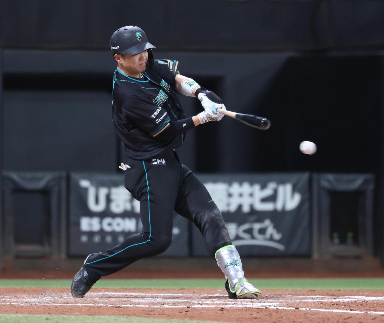 日本ハム対楽天　6回裏日本ハム1死二塁、適時二塁打を放つ郡司裕也（撮影・黒川智章）