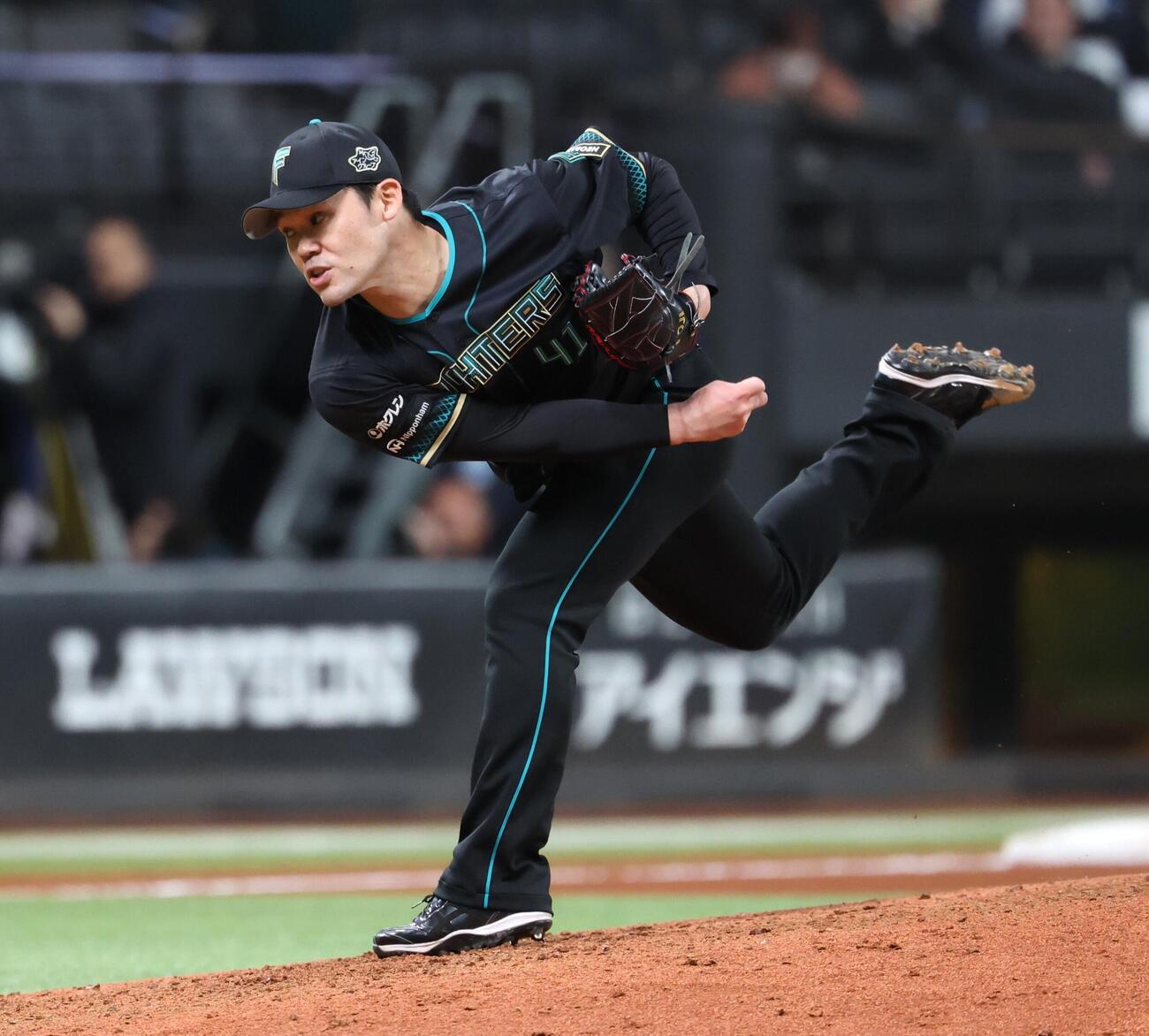 日本ハム対楽天　8回に登板の福谷浩司（撮影・黒川智章）