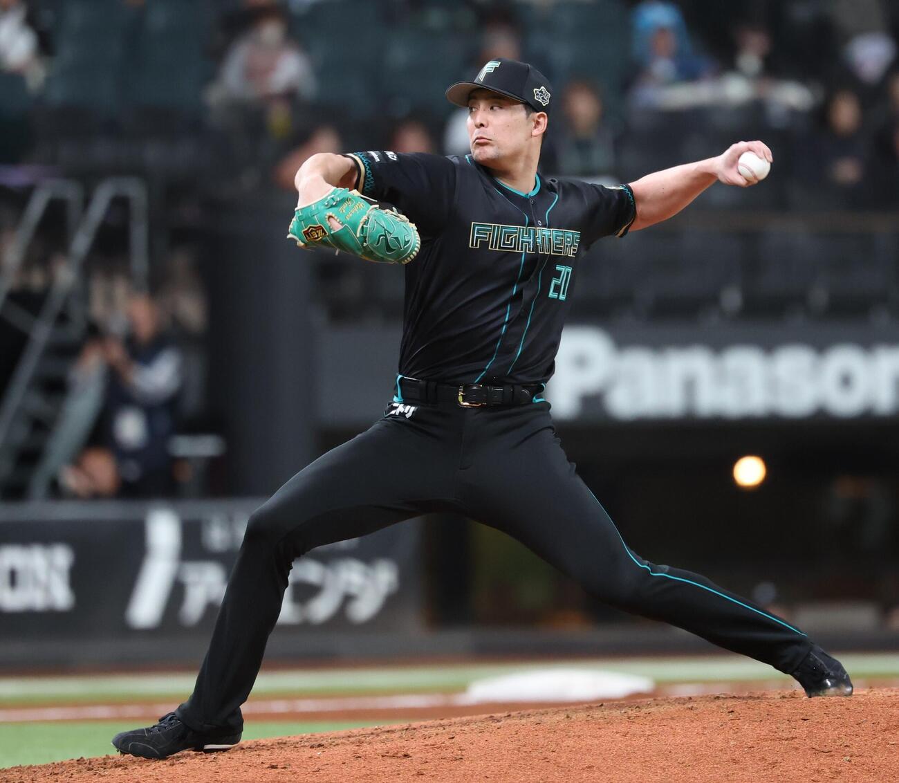 日本ハム対楽天　7回に登板の上原健太（撮影・黒川智章）