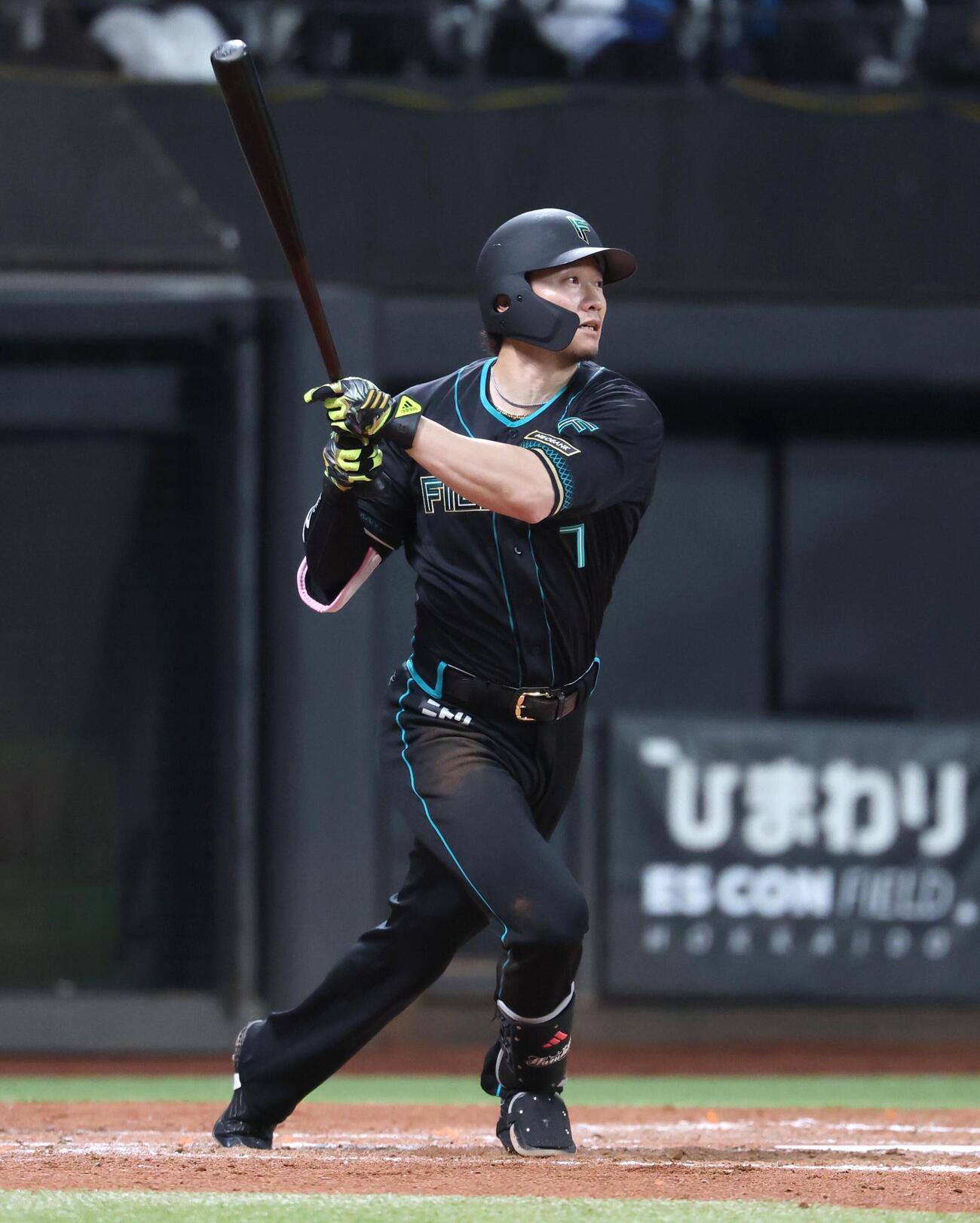 日本ハム対楽天　4回裏日本ハム無死、三塁打を放つ西川遥輝（撮影・黒川智章）