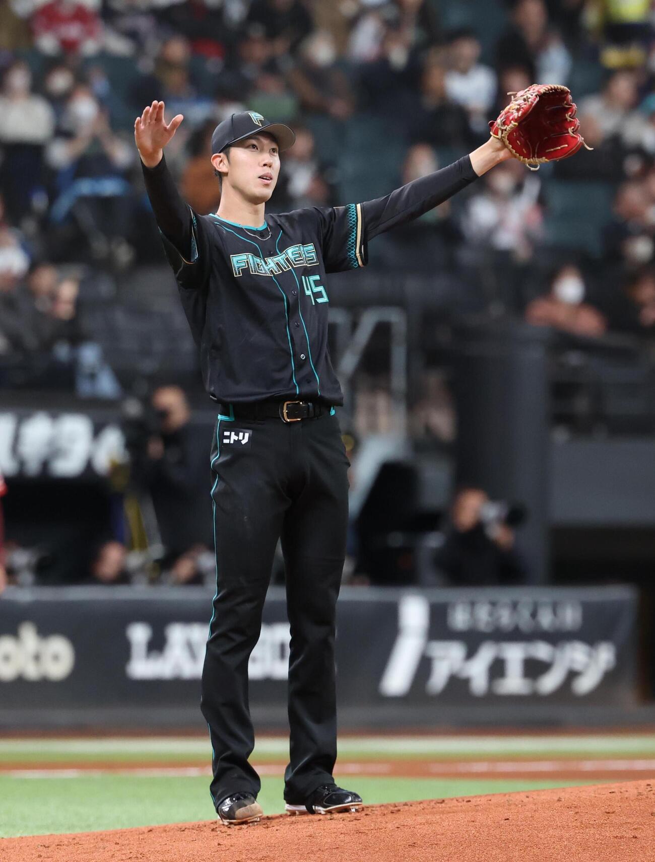 日本ハム対楽天　2回表楽天1死、浅間大基が村林一輝の打球を好捕し手を挙げる福島蓮（撮影・黒川智章）