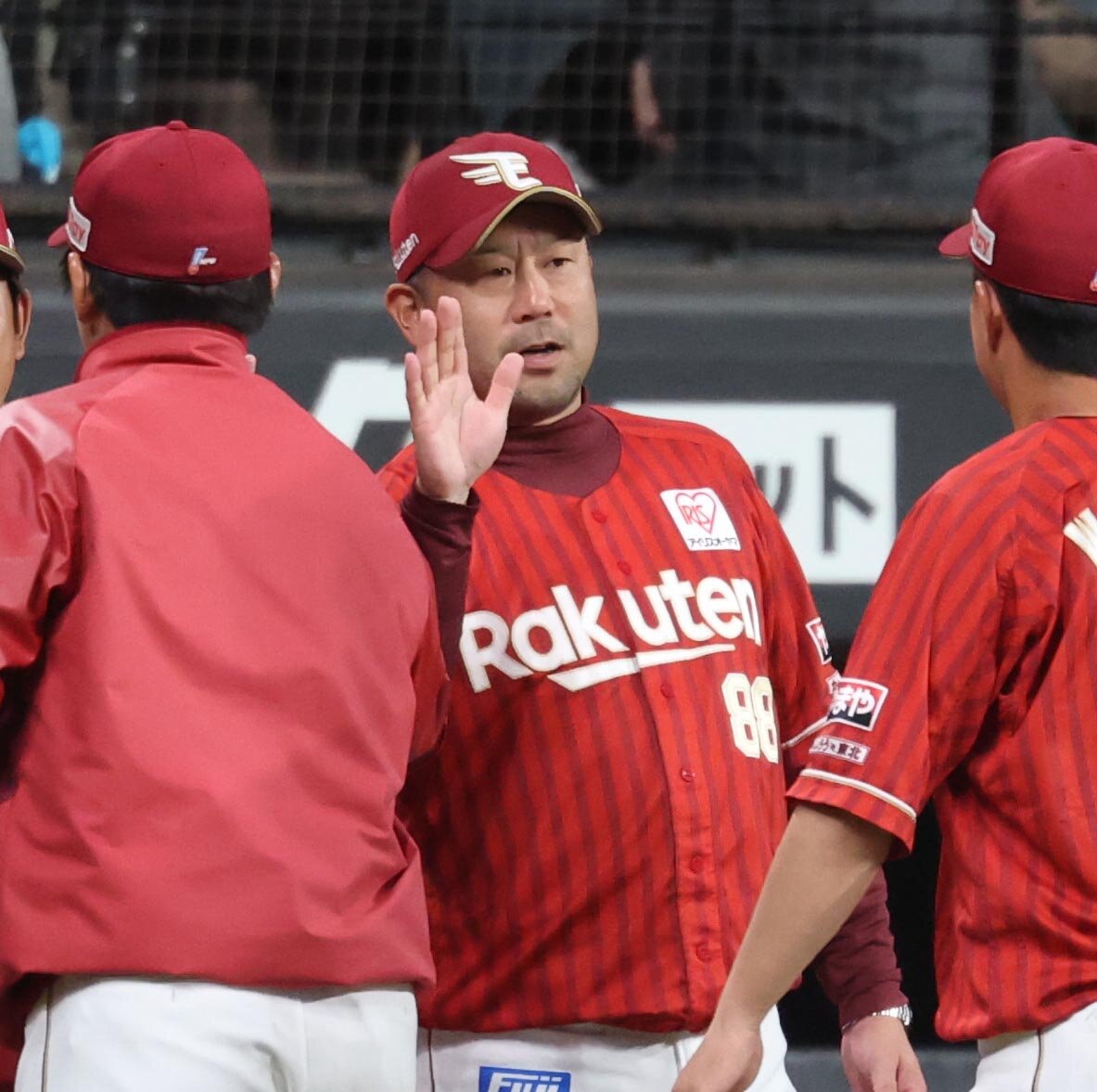 日本ハム対楽天　試合後、ナインを出迎える三木肇監督（撮影・黒川智章）