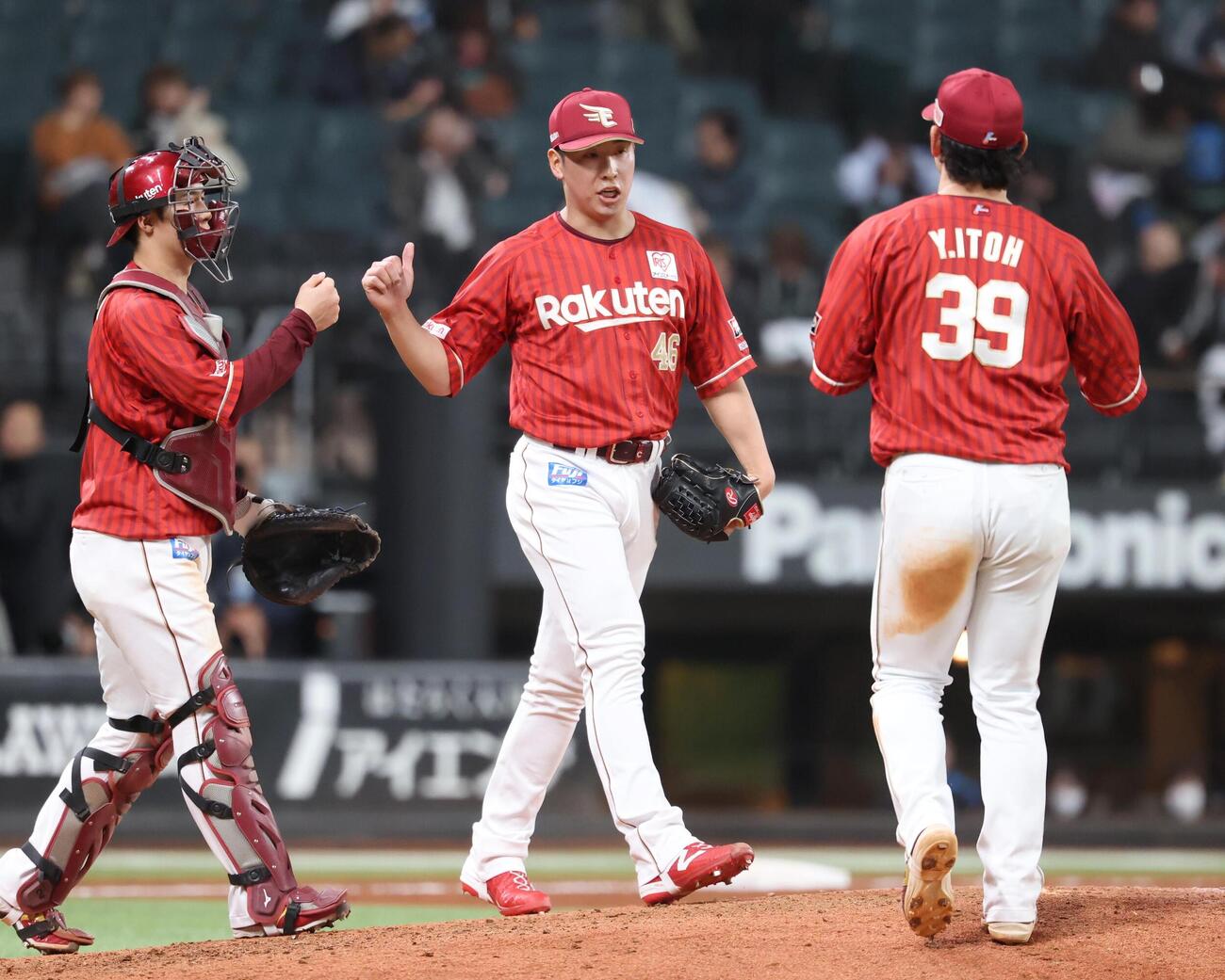 日本ハム対楽天　試合後、ナインとタッチする藤平尚真（中央）（撮影・黒川智章）