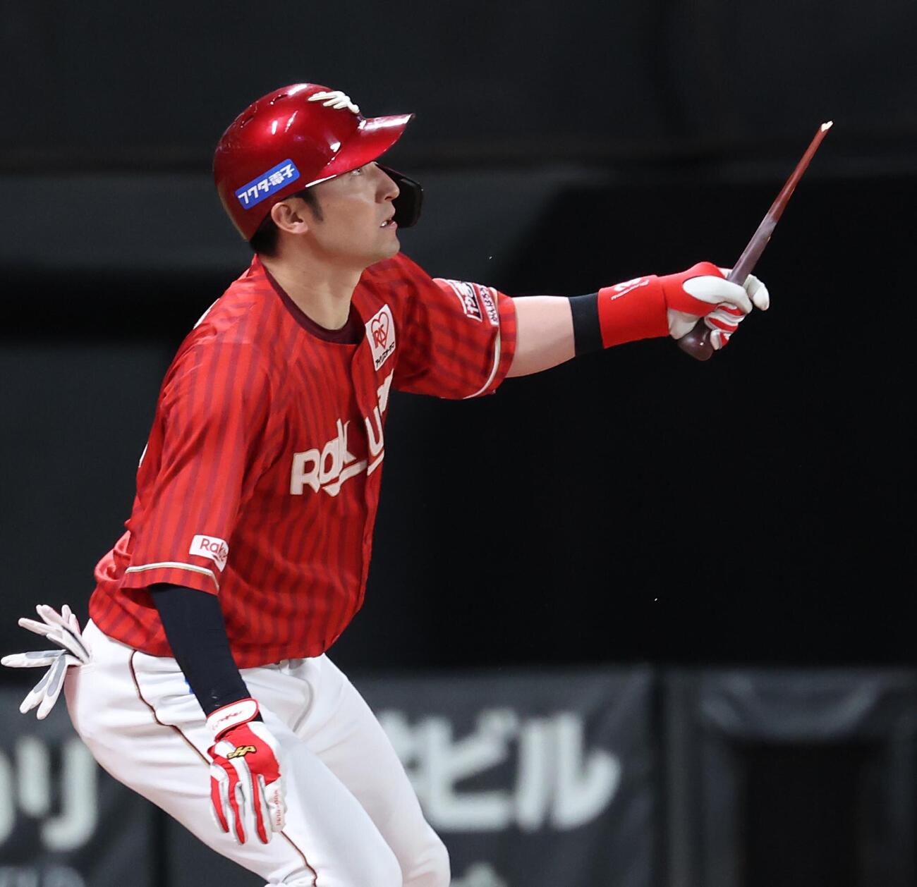 日本ハム対楽天　6回表楽天1死満塁、適時内野安打を放つ伊藤光（撮影・黒川智章）
