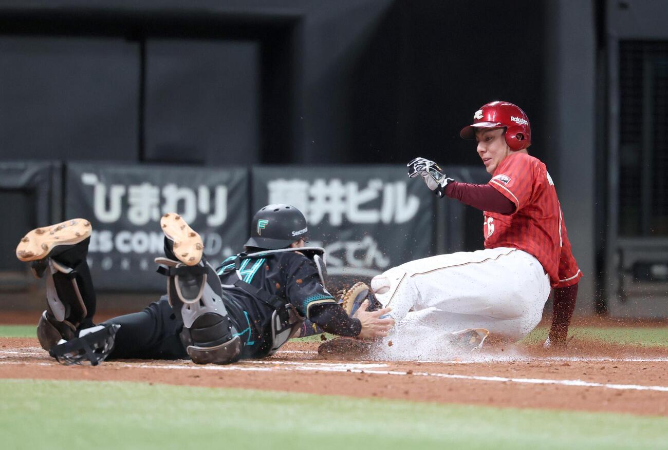 日本ハム対楽天　4回表楽天2死一、二塁、伊藤裕季也の適時打で生還する二塁走者村林一輝。捕手田宮裕涼（撮影・黒川智章）