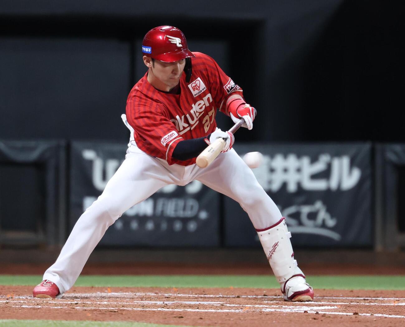 日本ハム対楽天　3回表楽天無死一塁、バントを決める伊藤光（撮影・黒川智章）