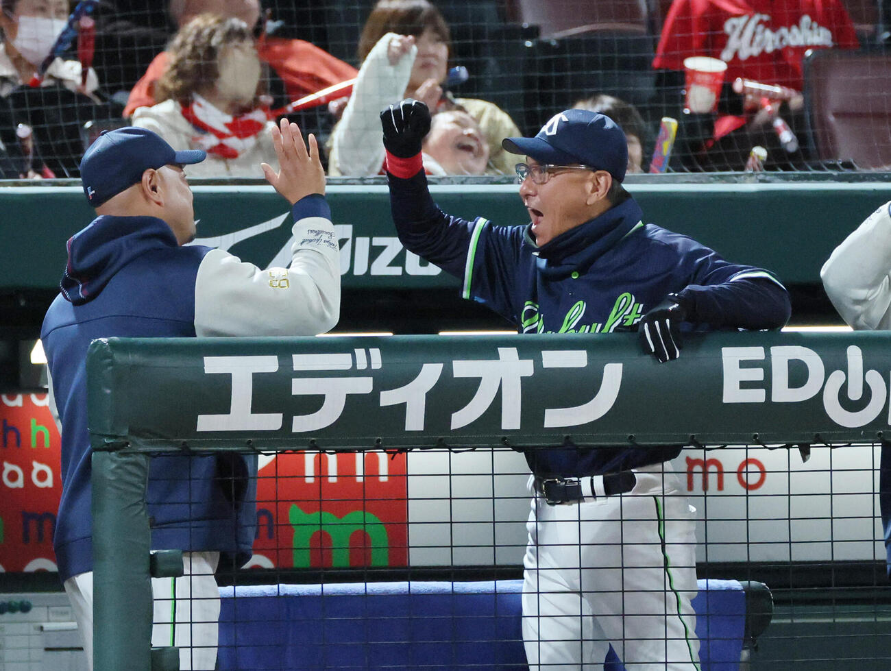 広島対ヤクルト　勝利の瞬間、大喜びのヤクルト池山隆寛監督（撮影・加藤孝規）