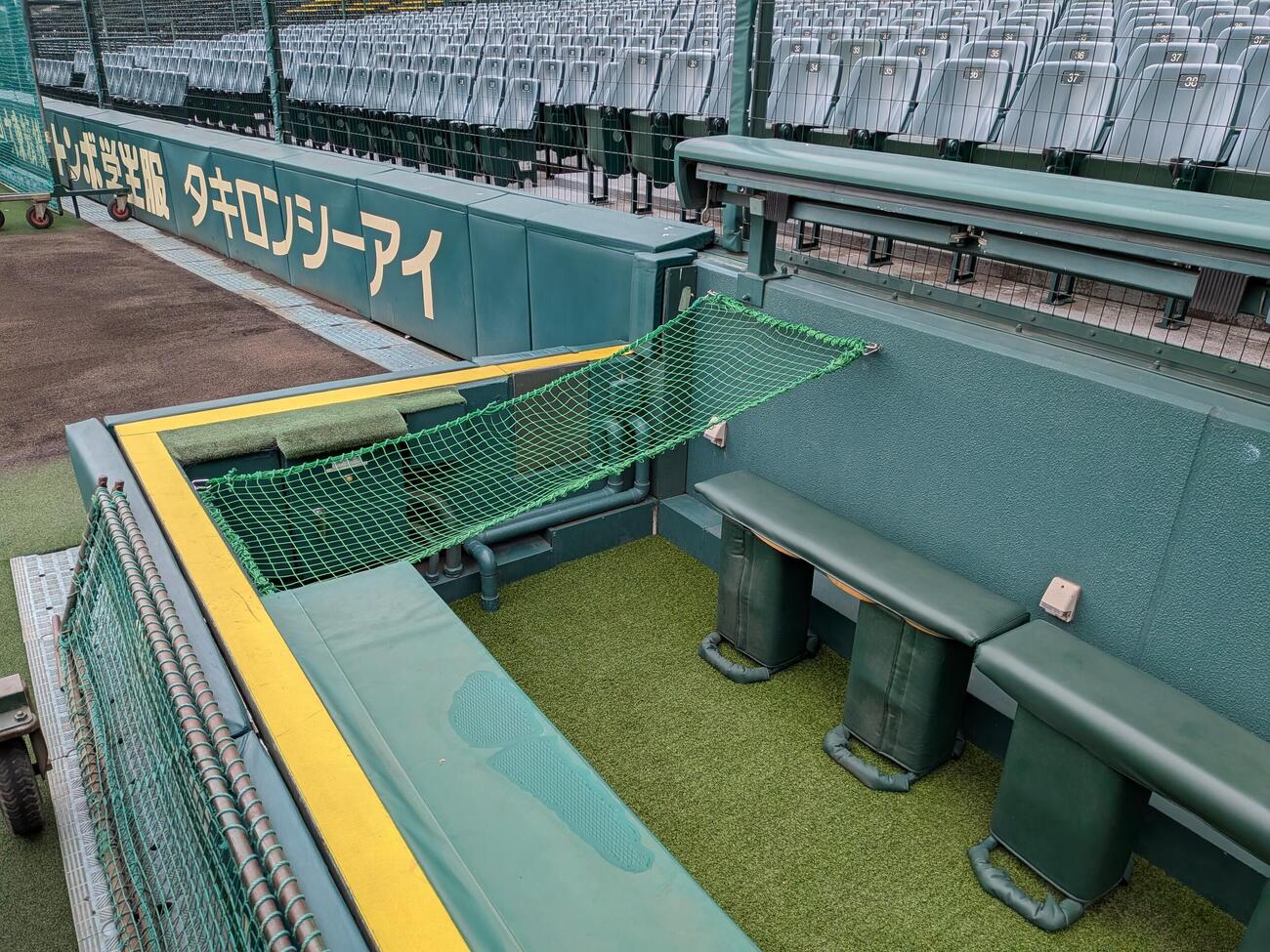 甲子園のカメラマン席の一部に安全対策のため張られたネット（撮影・柏原誠）