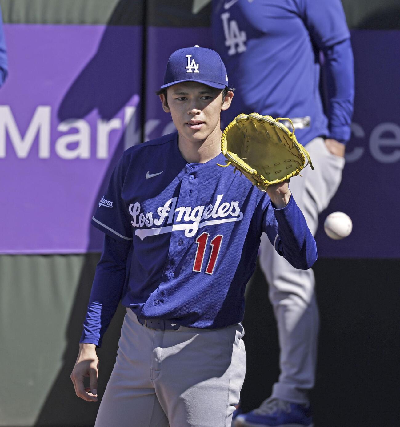 ブルペンで投球練習するドジャース佐々木＝サンフランシスコ（共同）
