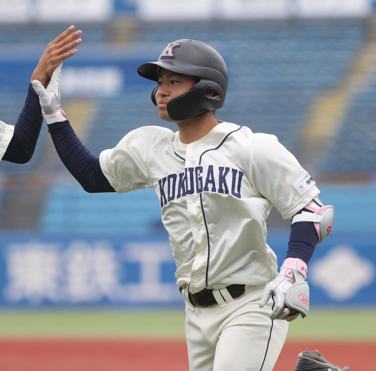 東都大学球　東洋大対国学院大　1回裏国学院大無死二、三塁、緒方漣は犠飛を放ちナインとハイタッチする（撮影・柴田隆二）.