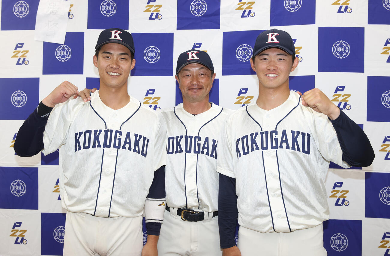 東都大学球　東洋大対国学院大　勝ち点を挙げた、左からサヨナラ本塁打の国学院大・石野蓮授、鳥山泰孝監督、冨田遼弥（撮影・柴田隆二）.