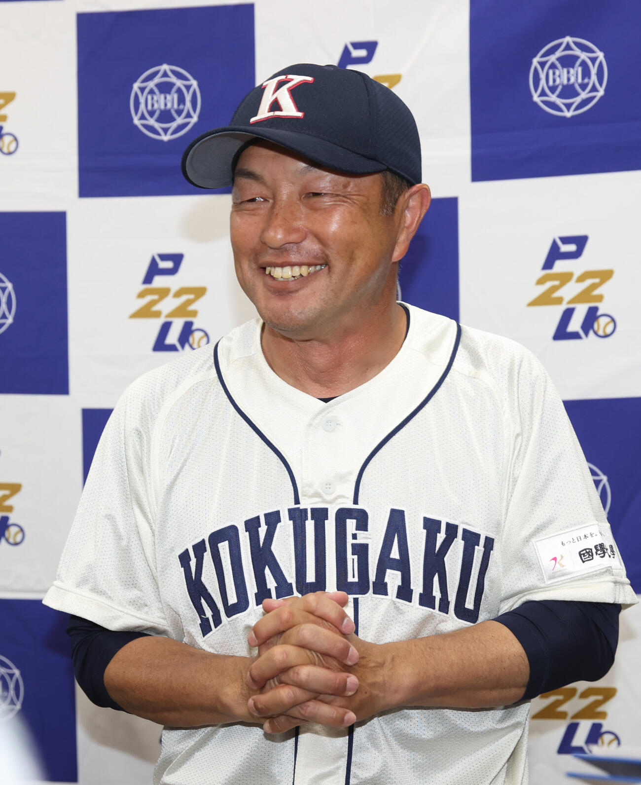 東都大学球　東洋大対国学院大　勝ち点を挙げた鳥山泰孝監督は笑顔を見せる（撮影・柴田隆二）.