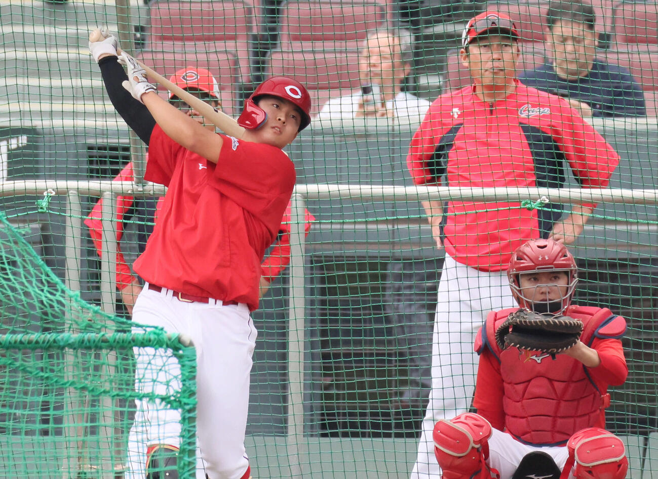 広島対DeNA 1軍に合流し、試合前に打撃練習をする広島平川。後ろは新井監督（2026年4月19日撮影）