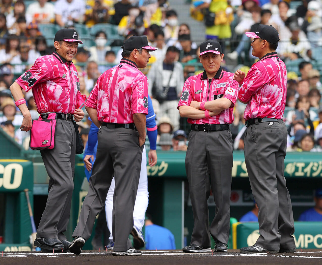 阪神対中日　NPBマザーズデーでピンク色の審判団（25年5月撮影）
