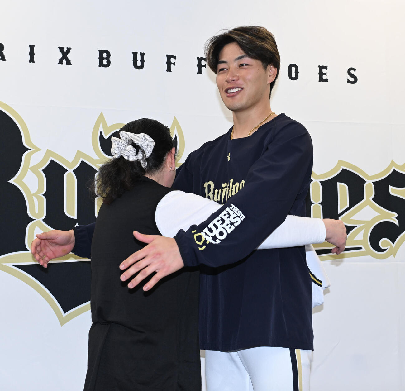 オリックス対日本ハム　高橋良子さん（左）へのバースデーサプライズでハグするオリックス麦谷祐介（撮影・和賀正仁）