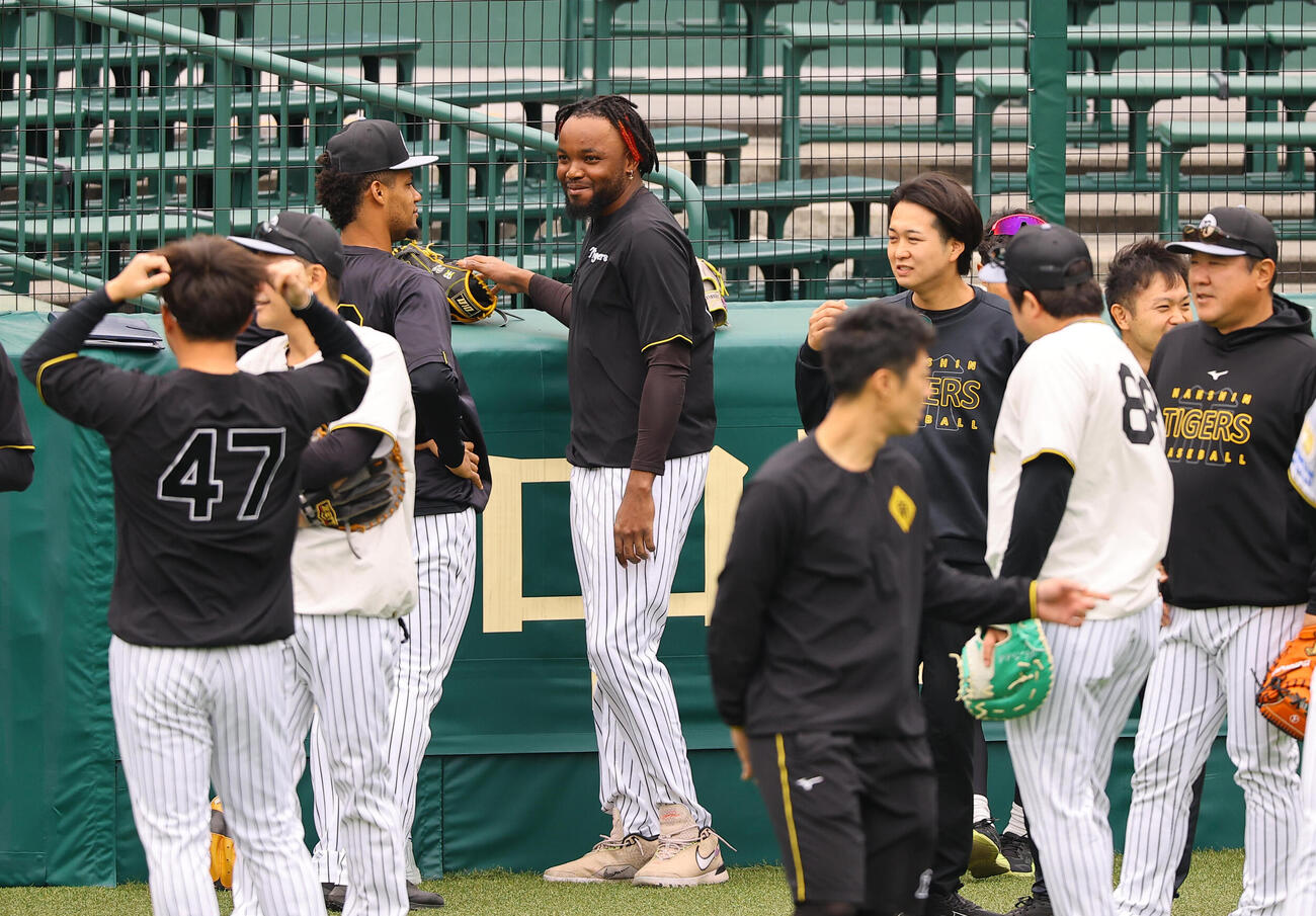 ラファエル・ドリス（中央）は笑顔を見せる（撮影・上田博志）