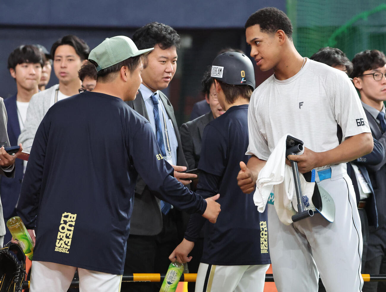 練習前、オリックス平沼翔太とあいさつをかわす日本ハム万波中正（撮影・西尾就之）