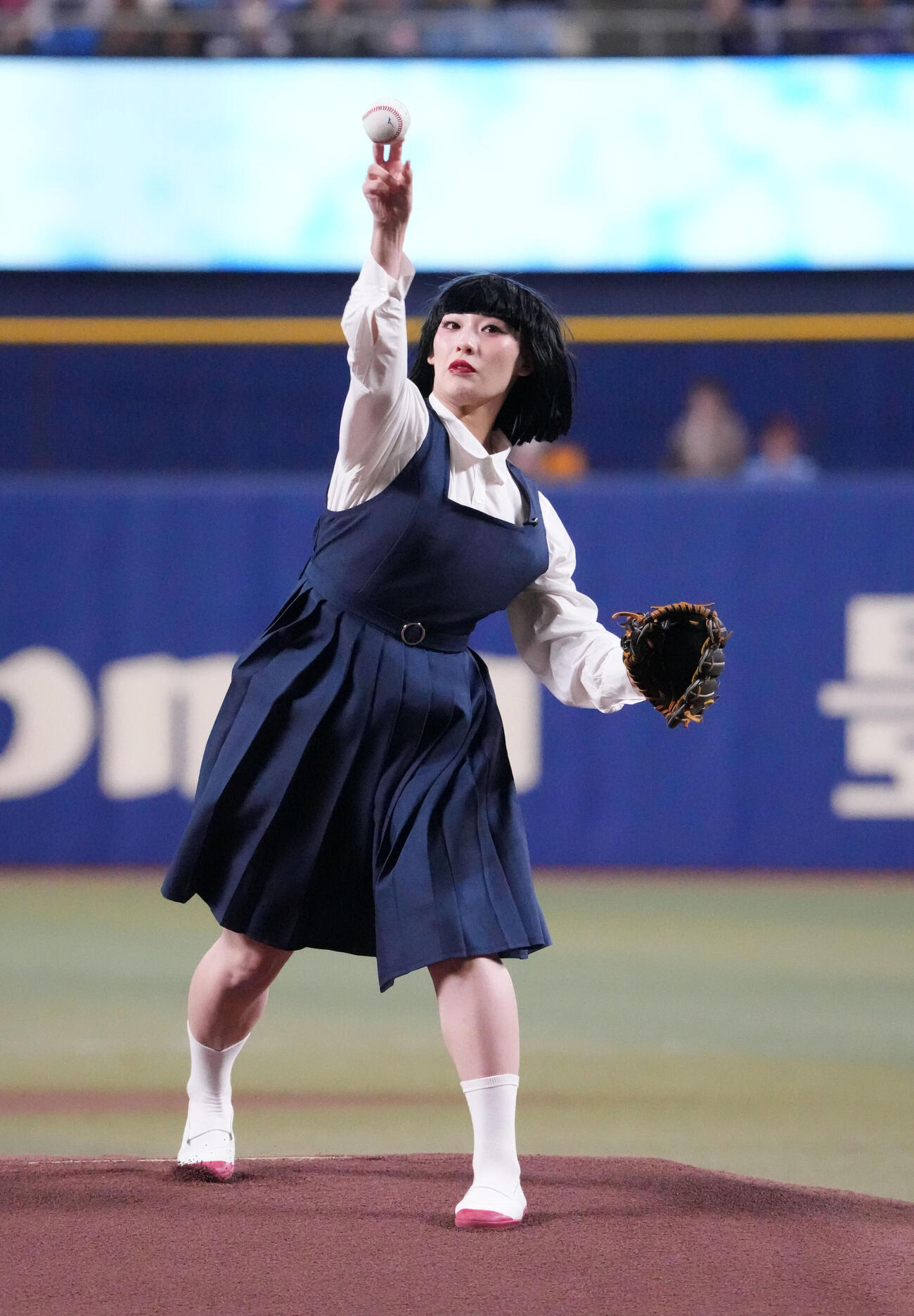 中日対ヤクルト　セレモニアルピッチを行うアバンギャルディのsono（撮影・森本幸一）