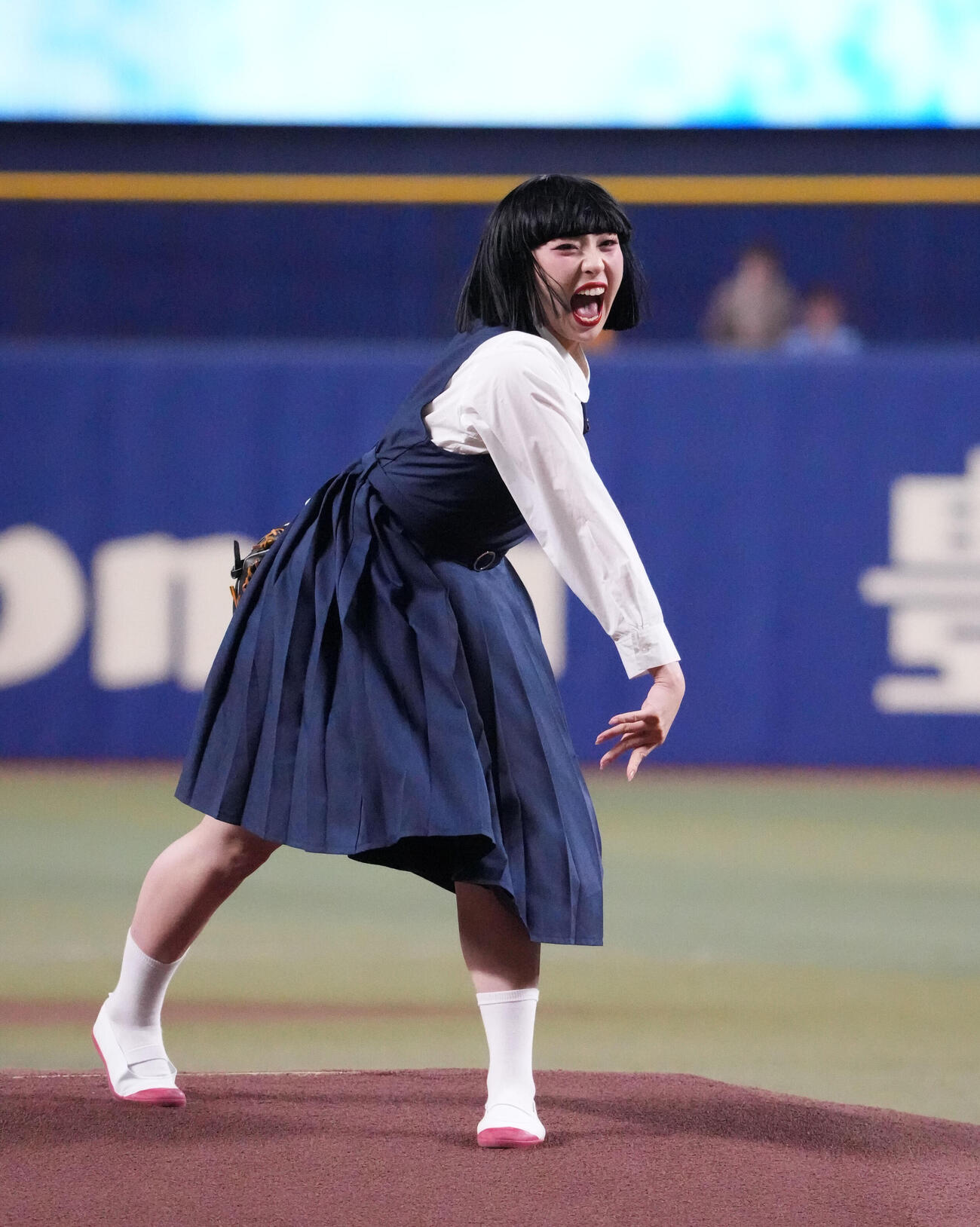 中日対ヤクルト　セレモニアルピッチを行うアバンギャルディのsono（撮影・森本幸一）