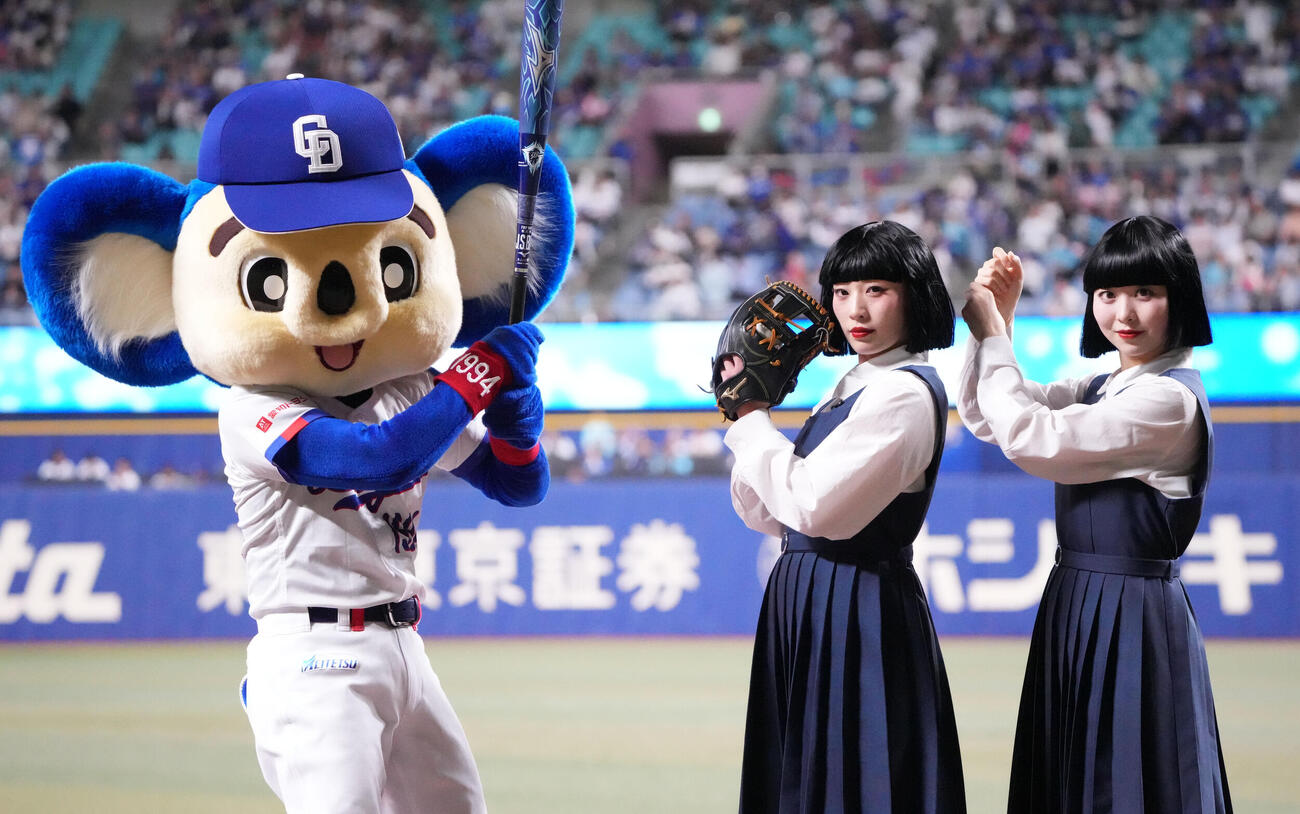 中日対ヤクルト　セレモニアルピッチ後、ドアラと記念撮影に納まるアバンギャルディのkohana（右）とsono（中央）（撮影・森本幸一）