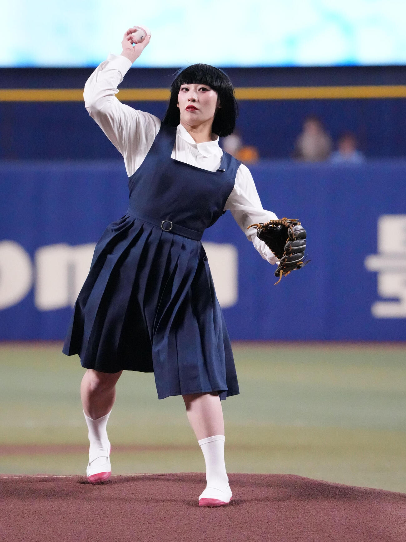 中日対ヤクルト　セレモニアルピッチを行うアバンギャルディのsono（撮影・森本幸一）