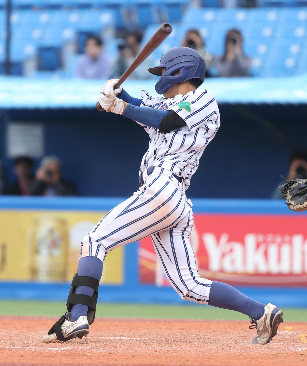 青学大対立正大　タイブレーク11回裏立正大無死満塁、藤崎凌太郎はサヨナラ打を放つ（撮影・柴田隆二）
