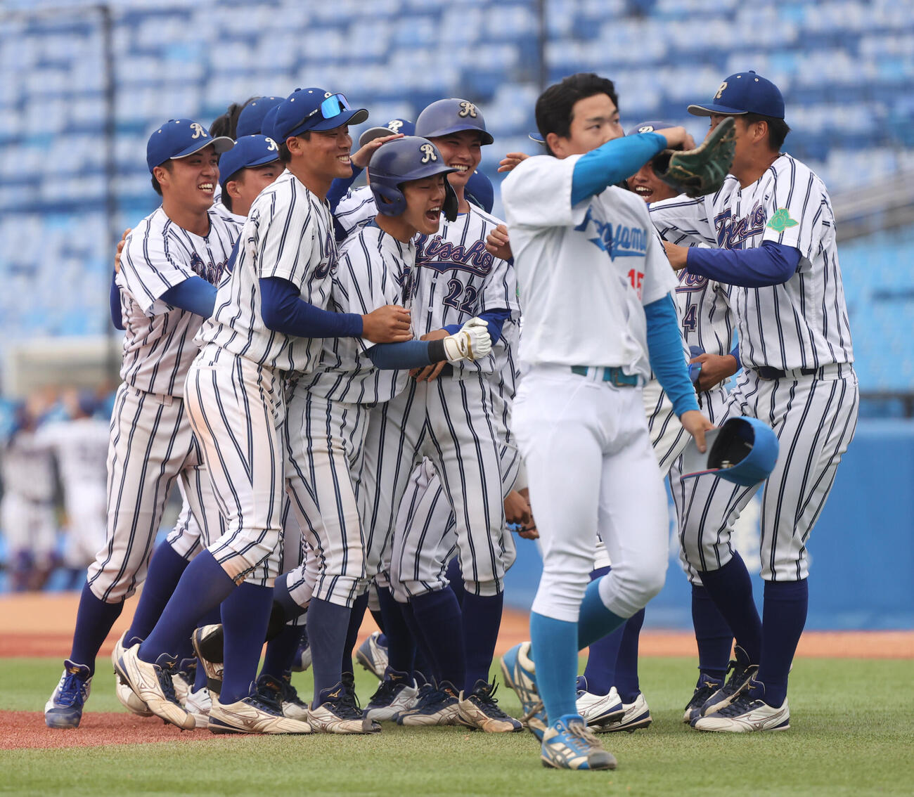 青学大対立正大　タイブレーク11回裏立正大無死満塁、藤崎凌太郎（左から3人目）はサヨナラ打を放ちナインと抱き合う。手前は青学大・高木大希（撮影・柴田隆二）