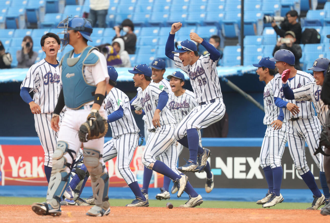 青学大対立正大　タイブレーク11回裏立正大無死満塁、藤崎凌太郎のサヨナラ打にベンチを飛び出す立正大ナイン（撮影・柴田隆二）
