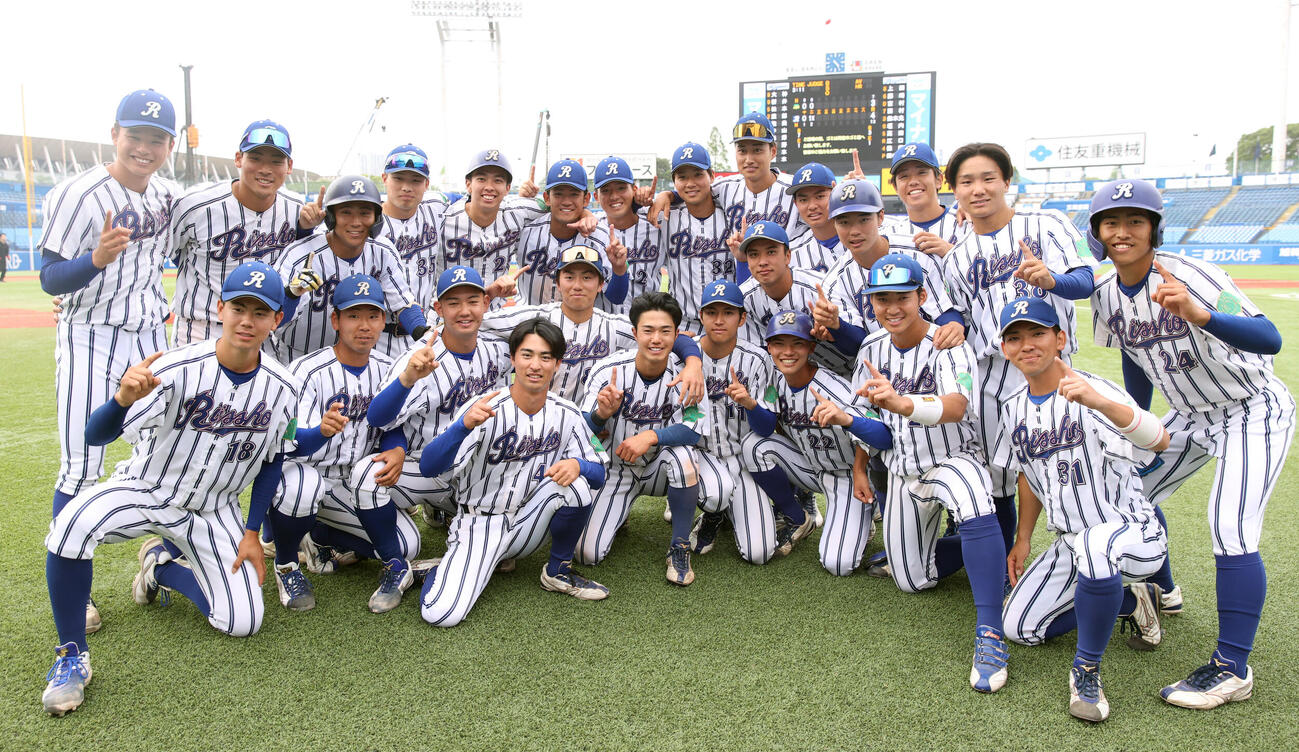 青学大対立正大　タイブレーク11回のサヨナラ勝ちに試合後、喜びの記念撮影する立正大ナイン（撮影・柴田隆二）