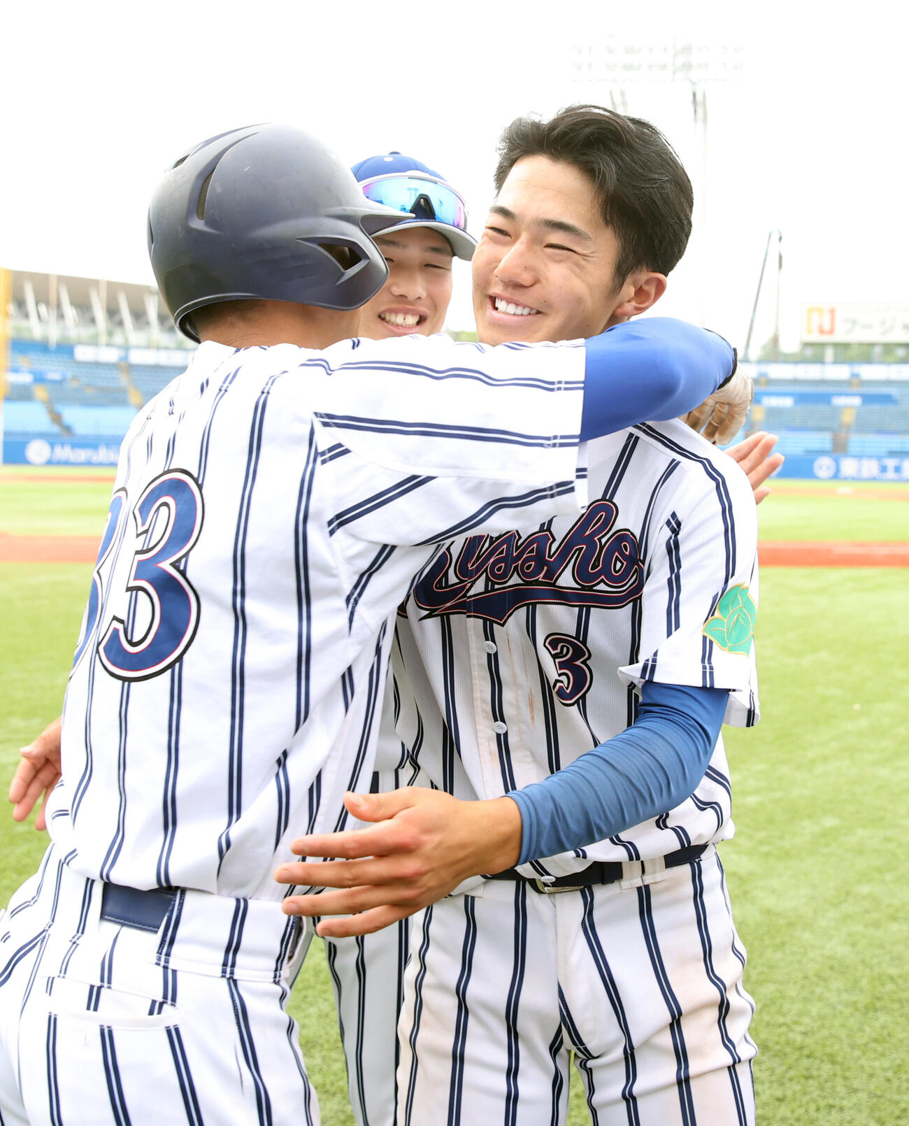 青学大対立正大　タイブレーク11回裏立正大無死満塁、藤崎凌太郎（右）はサヨナラ打を放ちナイン喜び合う（撮影・柴田隆二）