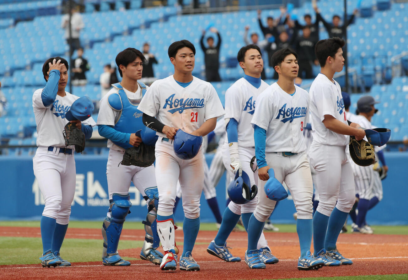 青学大対立正大　タイブレーク11回で敗れた青学大ナインはがっくりと引き揚げる（撮影・柴田隆二）